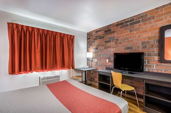 Deluxe Room, 1 Queen Bed, Non Smoking, Refrigerator & Microwave
