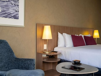 Superior Room, 1 King Bed, Patio