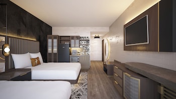 Junior Suite, 2 Queen Beds, Mobility Accessible, Bathtub
