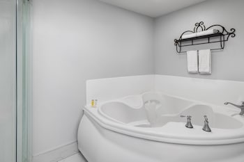 Studio Suite, 1 King Bed, Jetted Tub