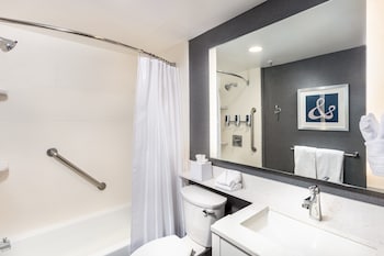 Traditional Room, 1 King Bed (Mobility/Hearing Accessible, Tub)