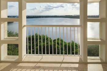 Deluxe Room, 1 King Bed, Balcony, Lagoon View