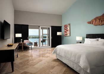 Deluxe Room, 1 King Bed, Balcony, Lagoon View