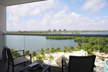 Studio, 1 King Bed with Sofa bed, Balcony, Lagoon View