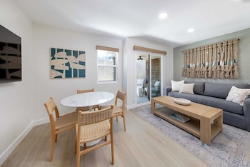 Cove Queen Suite