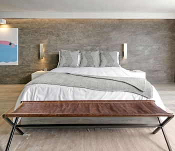 Pines Corner Penthouse Suite (Recently Renovated)
