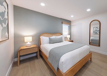 Cove Oceanview Queen Suite