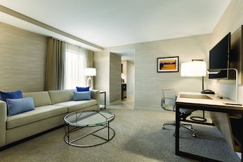 Suite, 1 King Bed, Accessible (3x3 Shower)