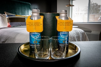 Room, 1 Queen Bed, Roll-in Shower (Communications, Mobility Accessible)