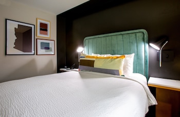 Standard Room, 1 Queen Bed