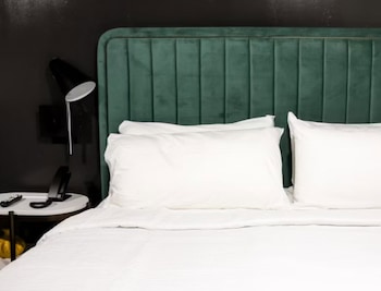 Room, 1 Queen Bed, Roll-in Shower (Communications, Mobility Accessible)