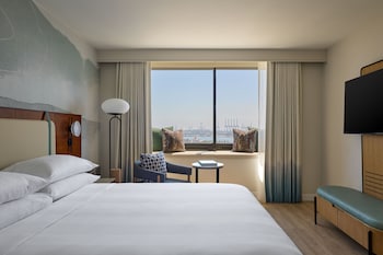 Club Room, 1 King Bed, Harbor View