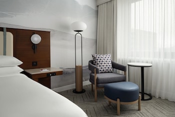 Club Room, 1 King Bed, Harbor View
