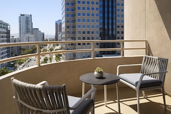 Room, 1 King Bed, Balcony, Harbor View (Corner)