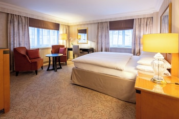Premium Room, 1 King Bed, City View, Corner
