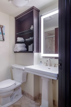 Room, 2 Queen Beds, Balcony, Oceanfront