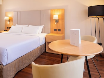 Standard Room, 1 King Bed, Club Lounge Access