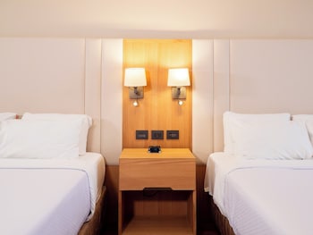 Standard Room, 2 Queen Beds (Low Floor)
