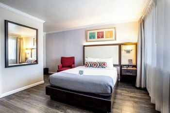 Deluxe Room, 1 Queen Bed (Non Smoking 1 Queen Room- Accessible)