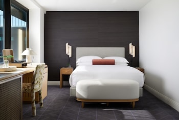 Room, 1 Queen Bed (Essential)
