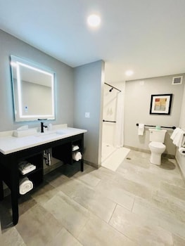 Room, 2 Queen Beds (Mobility/Hearing, Kitchenette)
