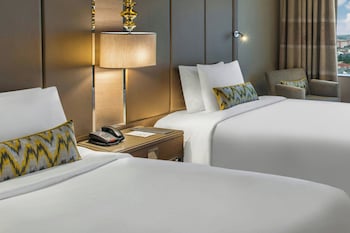 Deluxe Room, 2 Twin Beds, City View