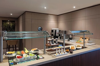 Club Room, 2 Twin Beds, City View