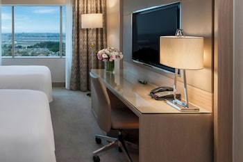 Club Room, 2 Twin Beds, City View