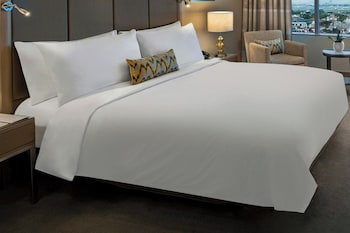 Deluxe Room, 1 King Bed, City View