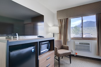 Standard Room, 2 Queen Beds, Non Smoking, Mountain View
