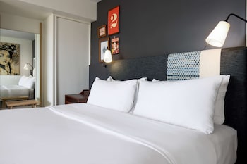 Room, 1 King Bed, Corner