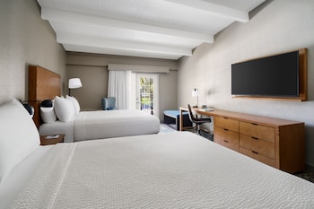 Traditional Room, 2 Queen Beds, Balcony, Courtyard View