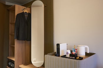 Executive Room, 1 Queen Bed with Sofa bed (Executive)