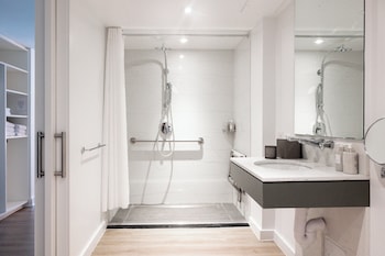 Room, 1 Queen Bed, Accessible (Mobility/Hearing Accessible)
