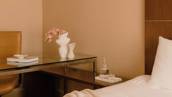 Classic Room, 1 King Bed, Club Lounge Access (High Floor)