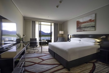 King Hilton Deluxe with Waterview