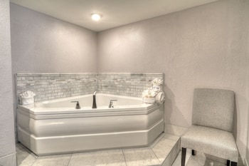 King Bed Mini-Suite with Jacuzzi & Fireplace