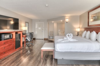 King Bed Mini-Suite with Jacuzzi & Fireplace