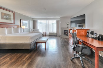 King Bed Mini-Suite with Jacuzzi & Fireplace