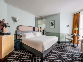 Deluxe Room, 1 Double Bed with Sofa bed, Accessible