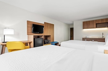 Deluxe Suite, 2 Queen Beds, Non Smoking