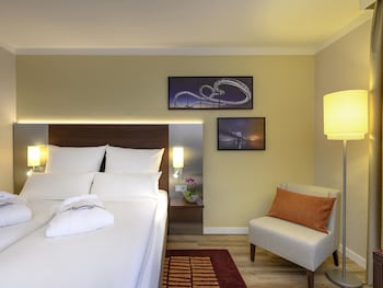 Privilege, Room, 1 Queen Bed