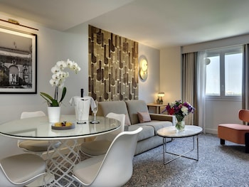 Deluxe Suite, 1 King Bed with Sofa bed