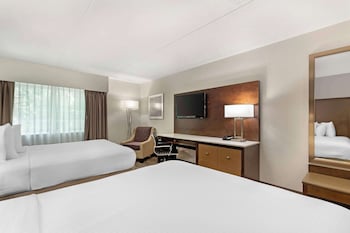 Standard Room, 2 Queen Beds, Non Smoking, Pool View