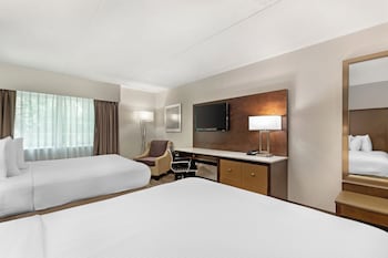 Standard Room, 2 Queen Beds, Non Smoking, Pool View