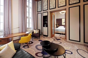 Deluxe Suite, 1 King Bed