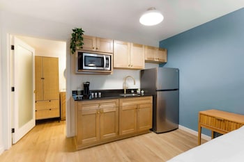 Standard Room, 2 Queen Beds, Kitchenette, Poolside