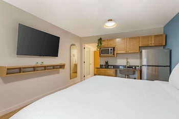Standard Room, 1 King Bed, Accessible, Poolside