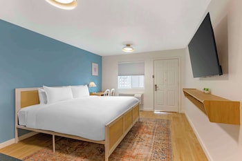 Standard Room, 1 King Bed, Accessible, Poolside