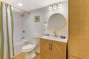 Standard Room, 2 Queen Beds, Kitchenette, Poolside